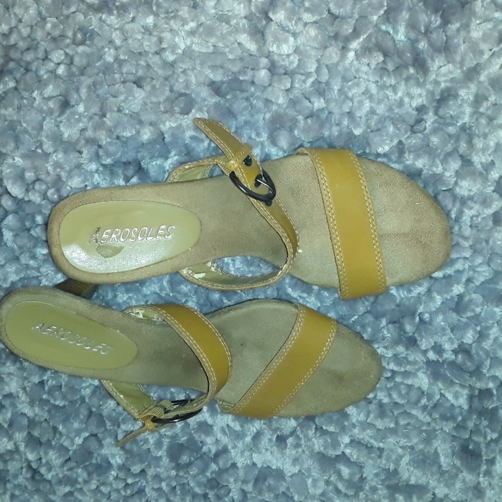 Aerosols...... about 2 inch heel gently used. And Very comfy!!
